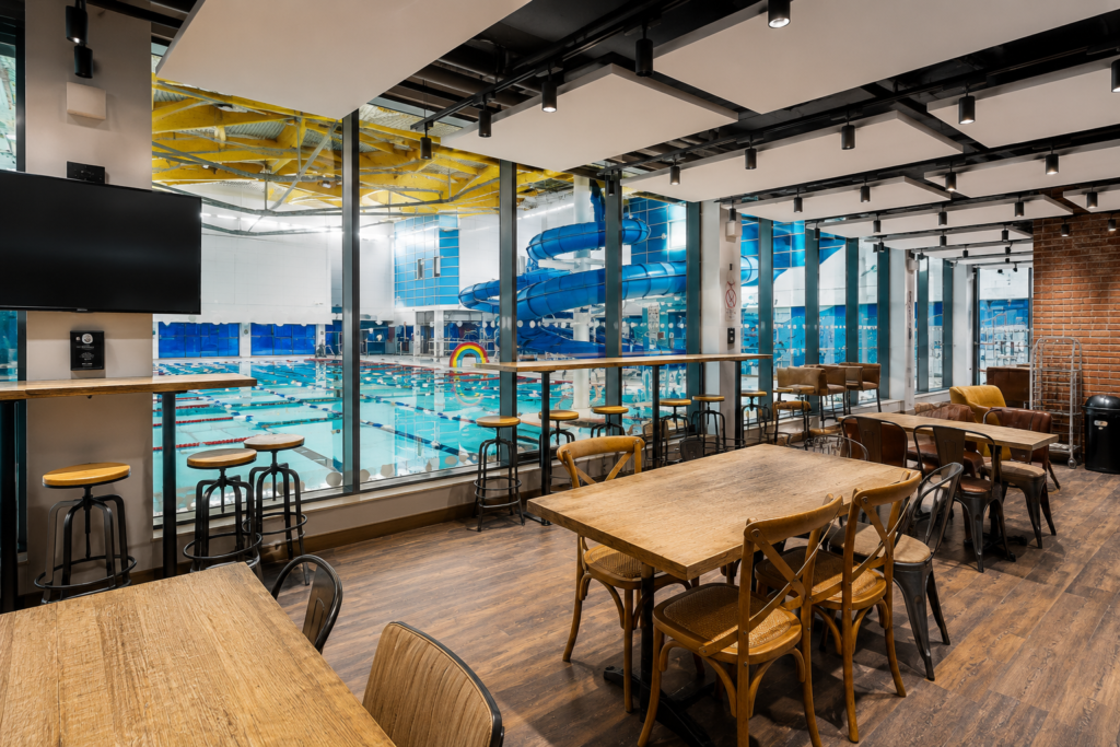 Perspektiven am Beckenrand: Riverside Leisure Centre, Vereinigtes Königreich cafe area ok 4