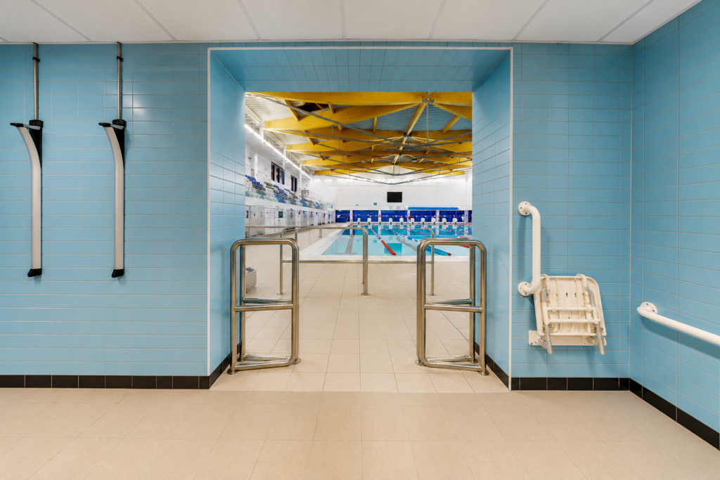 Perspektiven am Beckenrand: Riverside Leisure Centre, Vereinigtes Königreich changingroom exit ok 5