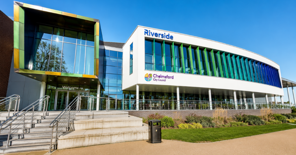 Poolside Perspectives: Riverside Leisure Centre, UK esterno 2 2